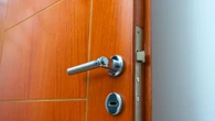 Un cerrajero de Zaragoza advierte de que los okupas pueden entrar aunque instales estas populares puertas: la solución es más barata