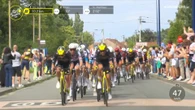 El Tour arranca con tensión, abanicos y Philipsen como primer líder