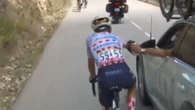 L. Martínez, despojado del maillot de montaña por apoyarse en el coche de su equipo 