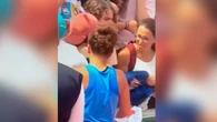 La reacción de Paolini cuando se generó una pelea al lanzar una toalla a la grada