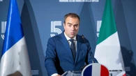 El primer ministro francés ha confirmado que suspenderá la reforma de las pensiones hasta el año 2027