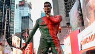 La estatua de Cristiano Ronaldo en Times Square por su 40 cumpleaños que hace furor entre los newyorkinos