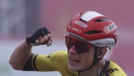 Vingegaard arranca la Vuelta con victoria y liderato tras caerse