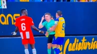 El polémico gesto del árbitro del Cádiz-Almería que le hubiera costado la expulsión a un futbolista