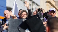 Intentan agredir a Javier Milei y a su hermana en un acto de campaña en Buenos Aires tras la acusación de corrupción
