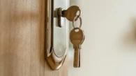 Un experto en seguridad explica por qué no recomienda nunca dejar la llave puesta en la puerta por la noche: es más fácil que te roben