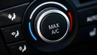 ¿Parar el coche con el aire acondicionado encendido? El error que podría acortar la vida de tu vehículo