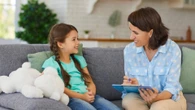 La ayuda de hasta 500 euros que puedes cobrar para contratar un cuidador para tu hijo en casa este otoño: antes del 7 de octubre