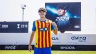 Javi Guerra renueva su contrato con el Valencia hasta 2029