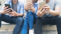 El hábito perjudicial cada vez más frecuente entre los jóvenes que buscan 'optimizar el tiempo': desde 2010 y con el móvil