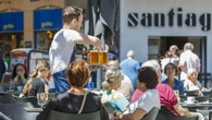 Recibe una oferta de trabajo como camarero y la respuesta que recibe del dueño del bar le deja perplejo: "Sin saber"