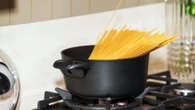 El error que cometes cada vez que cueces pasta y que puede arruinar tu plato: no sirve de nada