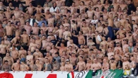 Una de las imágenes de la Conference: los aficionados del Legia, prácticamente desnudos en Old Trafford y con bengalas