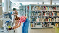 La ayuda que muchos padres pierden: hasta 300 euros para aprender idiomas o comprar el material escolar de tu hijo este curso 25-26