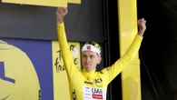 Pogacar, virtual ganador; victoria de etapa para Kaden Groves; caída de Iván Romeo