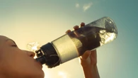 El truco de la sal para enfriar tu botella de agua en dos minutos: sin congelador