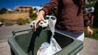 Secar tu móvil si se cae al agua o evitar la condensación del parabrisas de tu coche: El envoltorio gratuito que tiras a la basura sin saber su utilidad