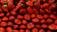 El error que cometes al tomar fresas y que puede ser perjudicial para tu salud: expertos señalan que no es solo lavarlas