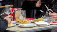 Ocho amigos van a cenar a un bar, se incendia la cocina y la solución de los camareros les deja sin palabras: "Nos han..."