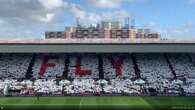 El precioso gesto de la afición del Bristol City con su entrenador tras la pérdida de su hijo: “Vuela”