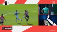 El árbitro del Elche-Athletic va al VAR para ver si debía expulsar a Vivian por ser el último hombre y acaba tomando una sorprendente decisión: "Vaya chufla"