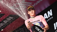 Mads Pedersen firma el hat trick y se mantiene de rosa