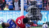 En coma inducido el futbolista del Forest que se dio un golpe brutal contra el palo