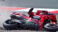 Márquez besa el suelo y entrega la pole a Bezzecchi