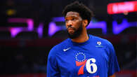 Embiid, suspendido y sin sueldo durante tres partidos por haber empujado a un periodista