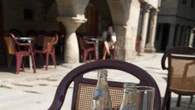 Un anciano va a un bar en plena ola de calor, pide un refresco y la respuesta del camarero deja a los clientes sin palabras: "Me parece..."