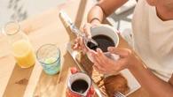 El error que cometes cada mañana después de desayunar y que podría estar destrozando tus dientes