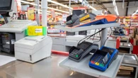 La Policía Nacional avisa: la última estafa en los supermercados al pagar tu compra con tarjeta