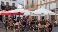 Le invitan a marcharse de un bar de Almería, pone una queja y el dueño le recuerda la frase que le dijo al camarero