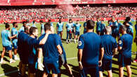 El Sevilla abre su entrenamiento previo al derbi y se da un impresionante baño de masas