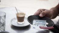 Pide dos cafés en una cafetería y, cuando va a ver la cuenta, no da crédito a lo que le cobran por la leche: "La primera vez que veo..."