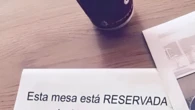 Llega a un bar y cuando ve para quién está reservada la mesa que quería se queda sin palabras: cliente habitual