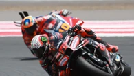 Bezzecchi firma una remontada imposible en un mal día para Márquez