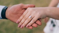 Le pide matrimonio a su novia en un paraje de película y, al grabarlo, pega un grito por lo que ve detrás de ella: "¡Mira eso!"