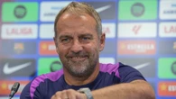 Flick, descontento por los problemas con las inscripciones: "Confío en el club"