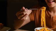 El mito detrás de 'la regla de los 3 segundos': la verdad sobre coger comida del suelo cuando cae