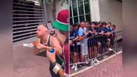 El sacrilegio que comete con la pizza un fan del Fluminense ante varios italianos