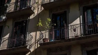 Rompen la puerta de un vecino de Barcelona y, al día siguiente, el gesto de uno del bloque genera un 'terremoto' en el edificio