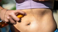 ¿Te protege menos o solo lo parece? Un dermatólogo muestra la verdad detrás de la fama dudosa del aceite solar