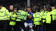 La viral despedida del derbi de Merseyside de Goodison Park: Locura en el descuento, monumental trifulca y roban hasta los banderines