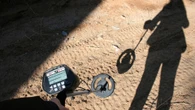 Sale con su detector de metales por un camino y descubre un pueblo vikingo del siglo IX: objetos con un valor incalculable