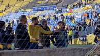 Máxima tensión entre algunos jugadores y aficionados de Las Palmas tras el empatar ante el Alavés