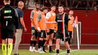 La roja a un jugador del Sporting "tras estar fuera del campo de forma voluntaria"