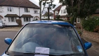 Encuentra el coche del vecino mal aparcado y le deja un eficaz mensaje en el parabrisas para la próxima: cuatro palabras