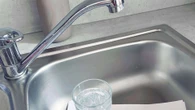 Por qué deberías de dejar un vaso y papel encima del fregadero si te vas de vacaciones: el motivo por el que te evita un disgusto