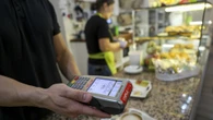 Un bar se planta y cuelga un cartel para prohibir que sus clientes hagan este gesto habitual en España a la hora de pagar: "Policía"